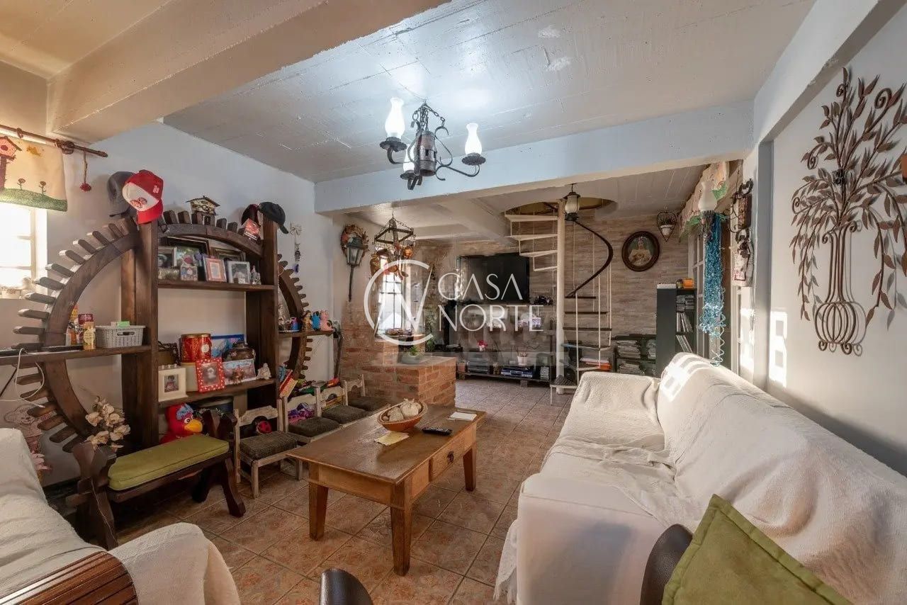 Casa à venda com 3 quartos, 206m², 3 vagas, Rua Antônio Pereira Júnior no bairro Santa Tereza em Porto Alegre