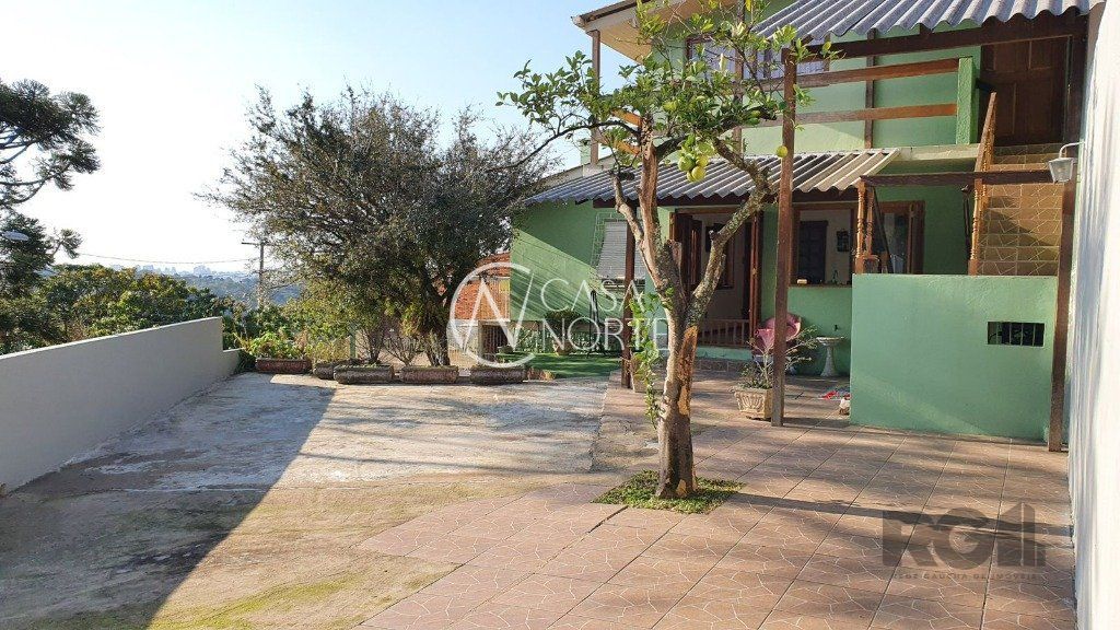 Casa à venda com 3 quartos, 221m², 4 vagas, Acesso das Palmeiras no bairro Santa Tereza em Porto Alegre