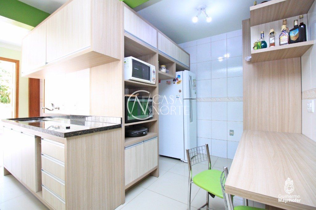 Casa à venda com 4 quartos, 240m², 3 suítes, 6 vagas, Rua Platao no bairro Jardim Sabará em Porto Alegre