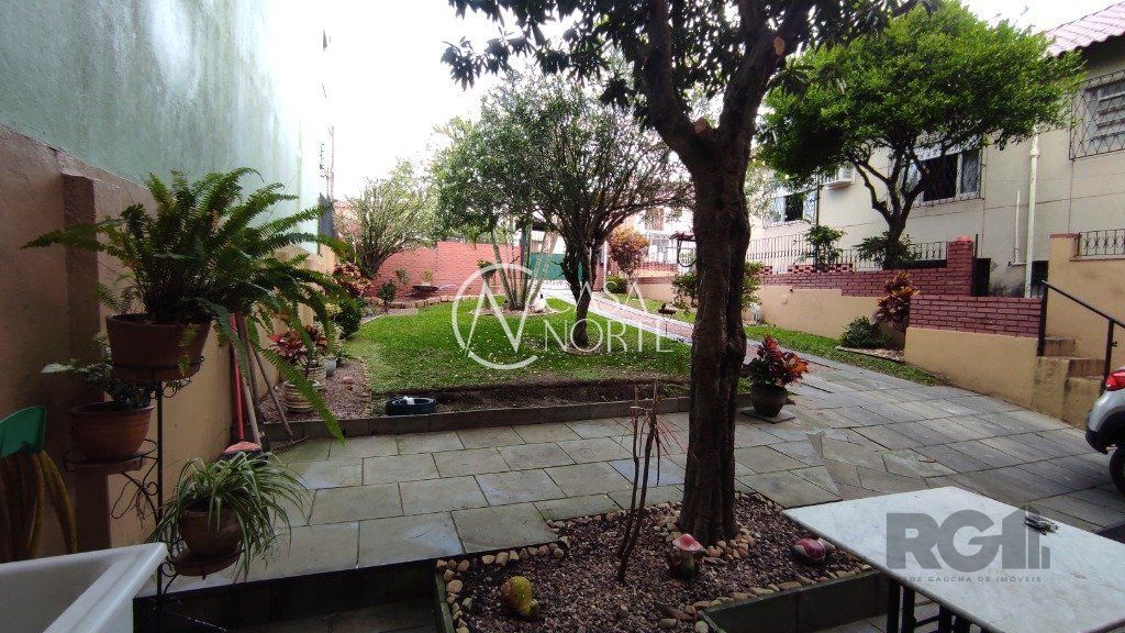 Casa à venda com 2 quartos, 220m², 1 suíte, 2 vagas, Rua Vidal de Negreiros no bairro Vila São José em Porto Alegre