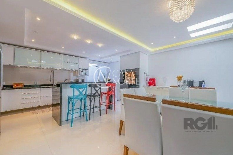 Casa à venda com 3 quartos, 221m², 1 suíte, 4 vagas, Avenida Pereira Passos no bairro Vila Assunção em Porto Alegre