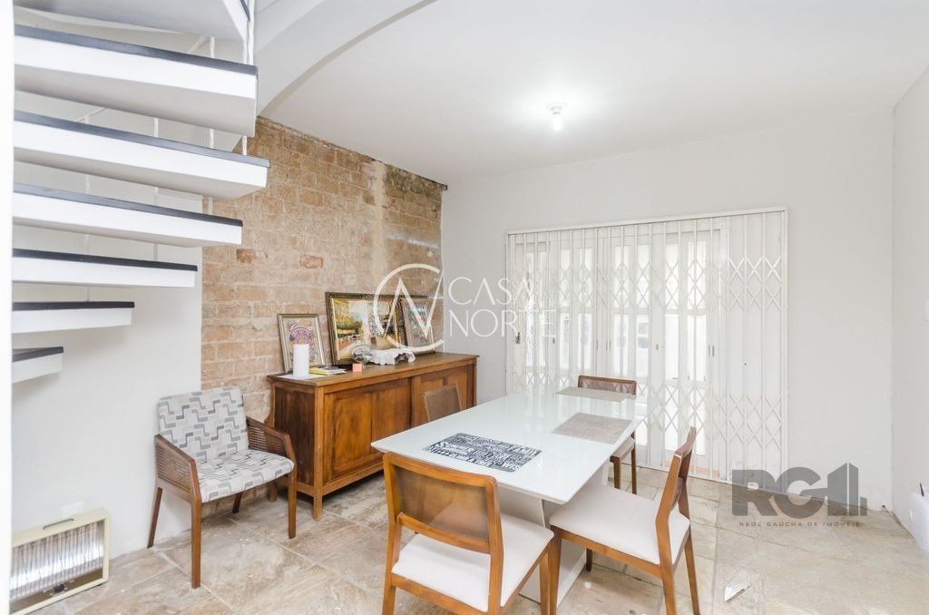 Casa à venda com 4 quartos, 224m², 4 vagas, Rua Matias José Bins no bairro Três Figueiras em Porto Alegre