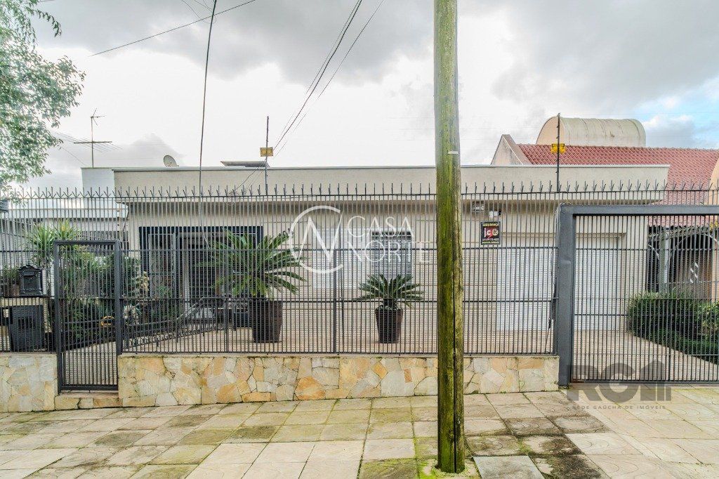 Casa à venda com 3 quartos, 200m², 2 suítes, 2 vagas, Travessa Miguel Pereira no bairro Medianeira em Porto Alegre