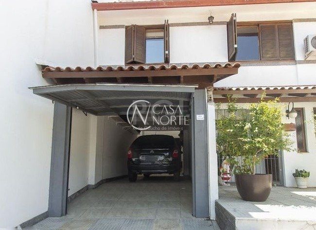 Casa à venda com 3 quartos, 240m², 1 suíte, 3 vagas, Rua Augusto Attilio Giordani no bairro São Sebastião em Porto Alegre