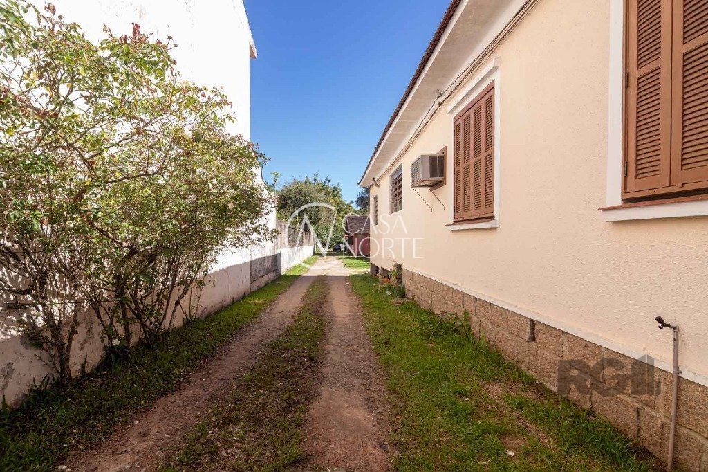 Casa à venda com 6 quartos, 393m², 4 vagas, Avenida Rodrigues da Fonseca no bairro Vila Nova em Porto Alegre