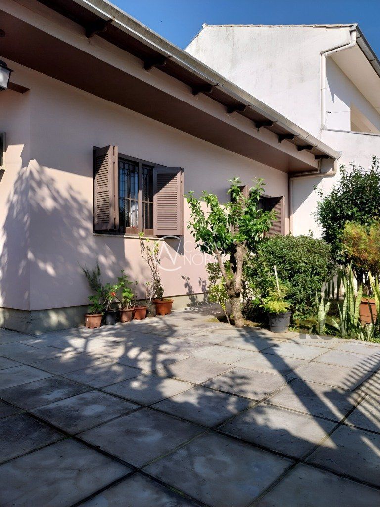 Casa à venda com 4 quartos, 200m², 4 vagas, Rua João Wilson de Almeida no bairro Santa Rosa de Lima em Porto Alegre