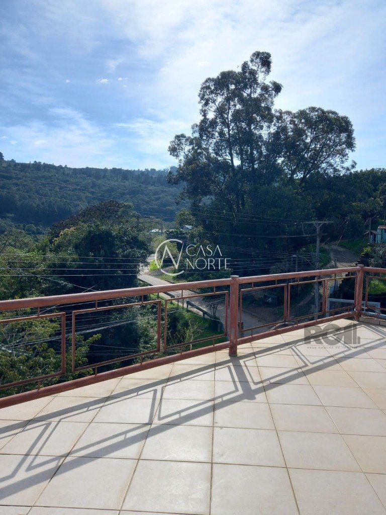 Casa à venda com 4 quartos, 360m², 2 suítes, 2 vagas, Estrada Aracaju no bairro Vila Nova em Porto Alegre