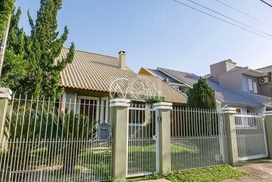 Casa à venda com 3 quartos, 154m², 4 vagas, Rua Pau-Brasil no bairro Hípica em Porto Alegre