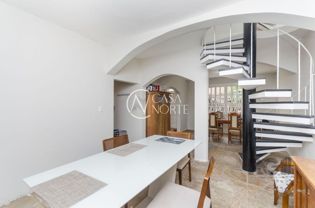 Casa à venda com 4 quartos, 224m², 4 vagas, Rua Matias José Bins no bairro Três Figueiras em Porto Alegre