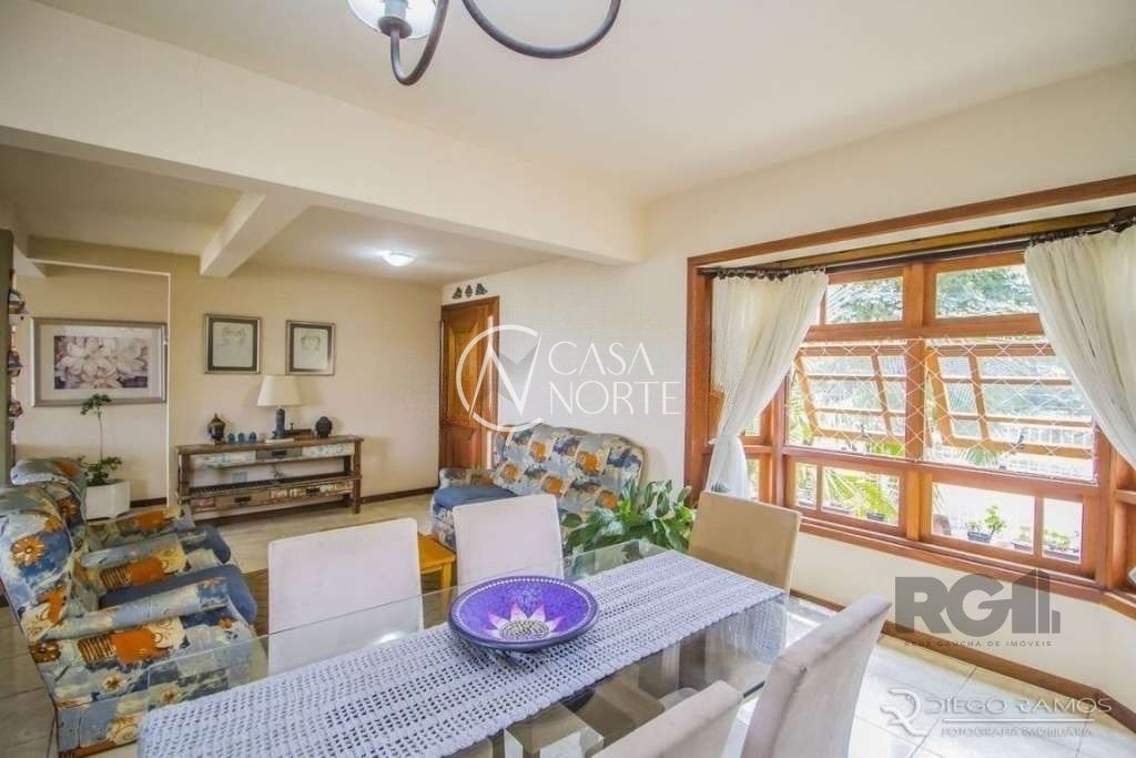 Casa à venda com 4 quartos, 222m², 1 suíte, 3 vagas, Rua Caieira no bairro Medianeira em Porto Alegre