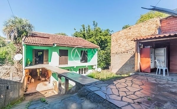 Casa à venda com 5 quartos, 251m², 1 suíte, 2 vagas, Rua das Camélias no bairro Bom Jesus em Porto Alegre