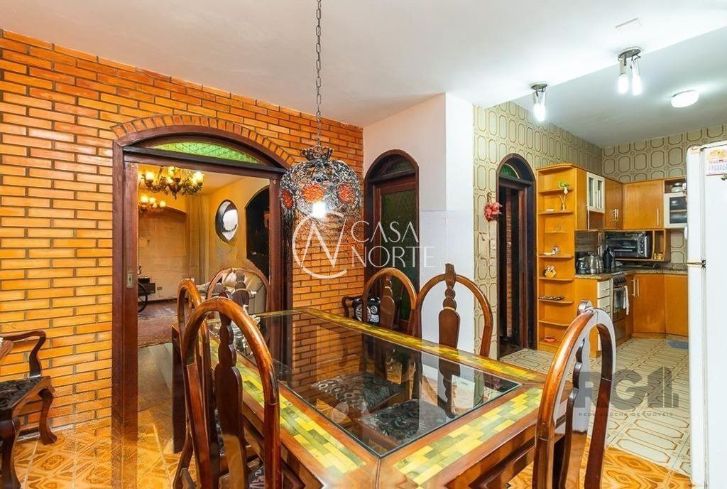 Casa à venda com 5 quartos, 245m², 1 suíte, 4 vagas, Travessa Von Salisch no bairro Sarandi em Porto Alegre