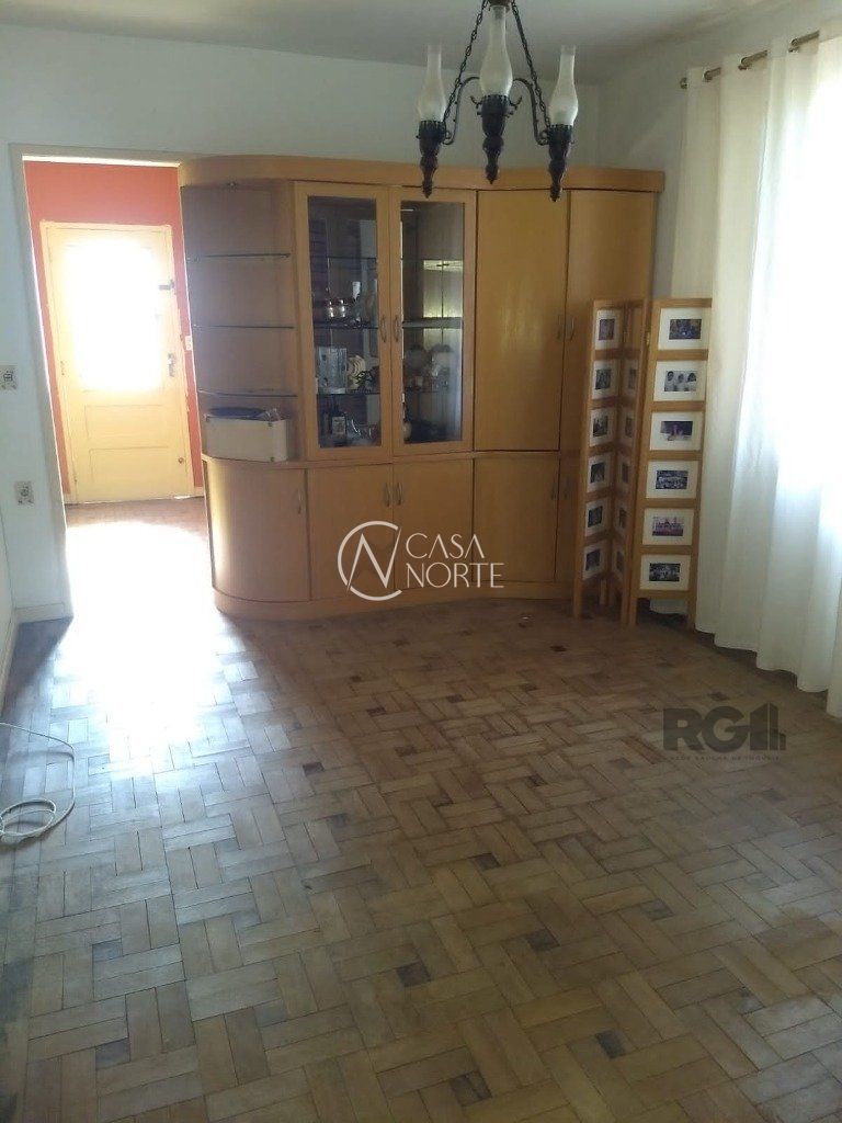 Casa à venda com 3 quartos, 168m², 3 vagas, Rua Frederico Etzberger no bairro Nonoai em Porto Alegre