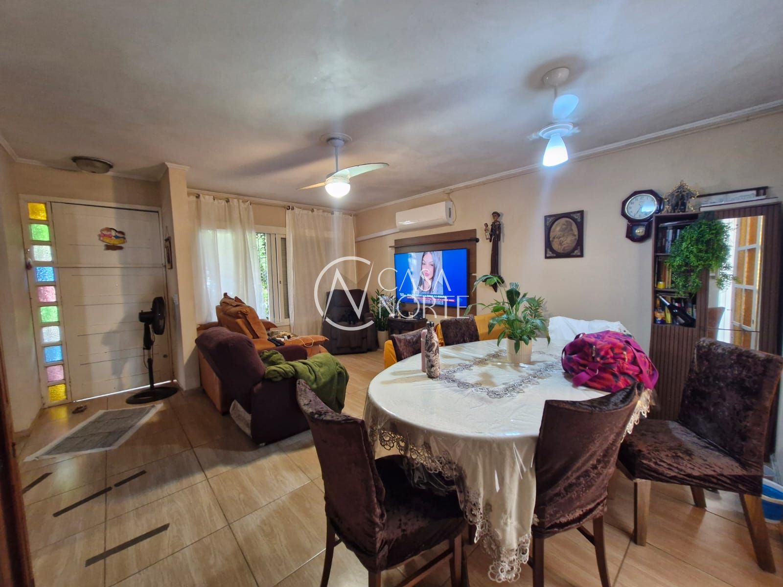 Casa à venda com 3 quartos, 210m², 1 suíte, 3 vagas, Rua Coelho da Costa no bairro Nonoai em Porto Alegre