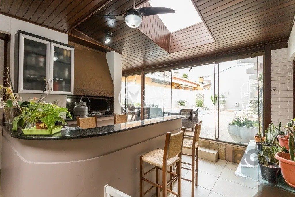 Casa à venda com 3 quartos, 277m², 3 suítes, 5 vagas, Avenida Montreal no bairro Jardim Lindóia em Porto Alegre