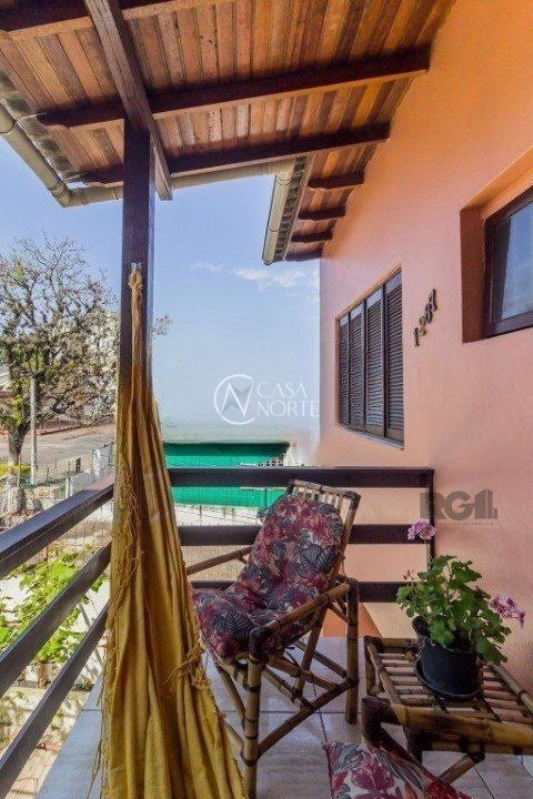 Casa à venda com 3 quartos, 216m², 2 suítes, Rua Humberto de Campos no bairro Partenon em Porto Alegre