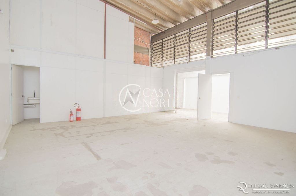 Pavilhão à venda , 270m², 1 vaga, Avenida Madrid no bairro Navegantes em Porto Alegre