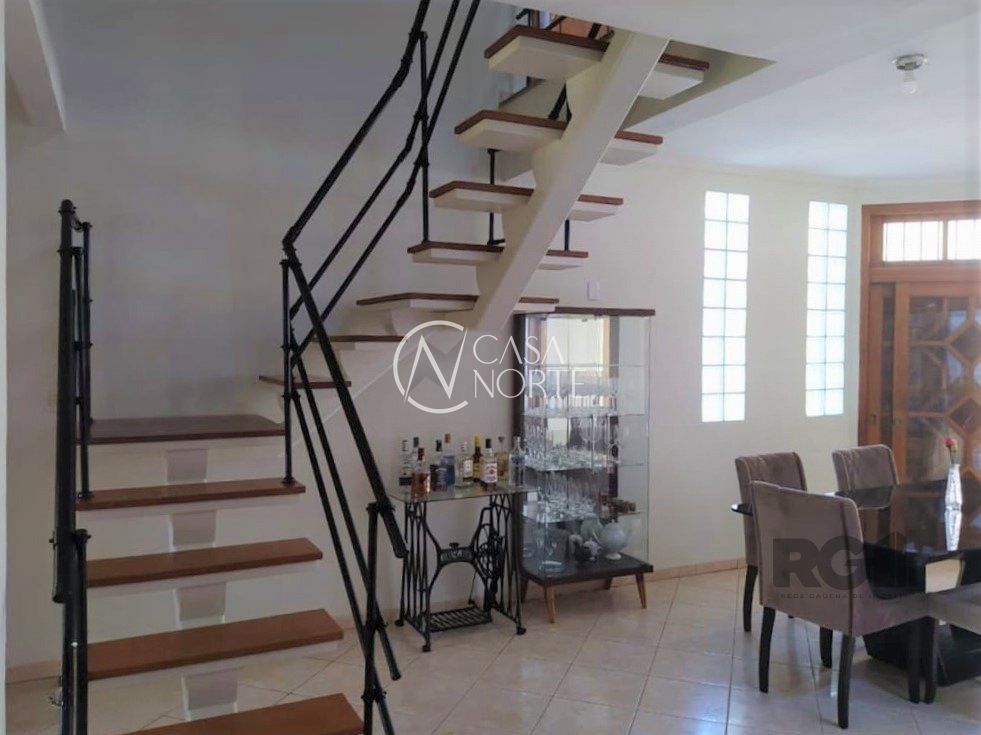 Casa à venda com 3 quartos, 234m², 1 suíte, 6 vagas, Avenida Pereira Pinto no bairro Jardim São Pedro em Porto Alegre