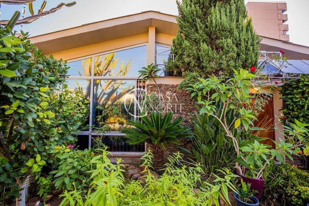 Casa à venda com 4 quartos, 375m², 1 suíte, 6 vagas, Rua Doutor Derly Monteiro no bairro Jardim Itu em Porto Alegre