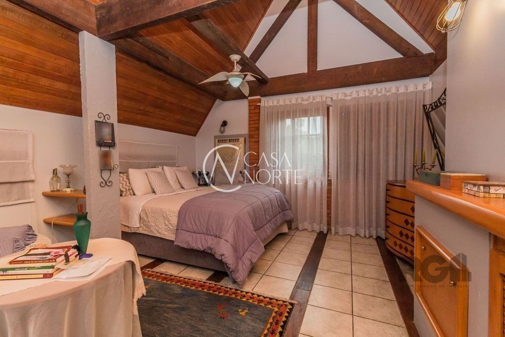 Casa à venda com 3 quartos, 411m², 1 suíte, 4 vagas, Rua Nossa Senhora Medianeira no bairro Medianeira em Porto Alegre