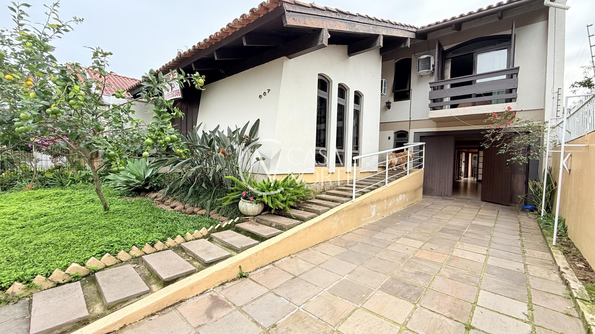 Casa à venda com 4 quartos, 260m², 1 suíte, 4 vagas, Rua Xavier da Cunha no bairro Nonoai em Porto Alegre