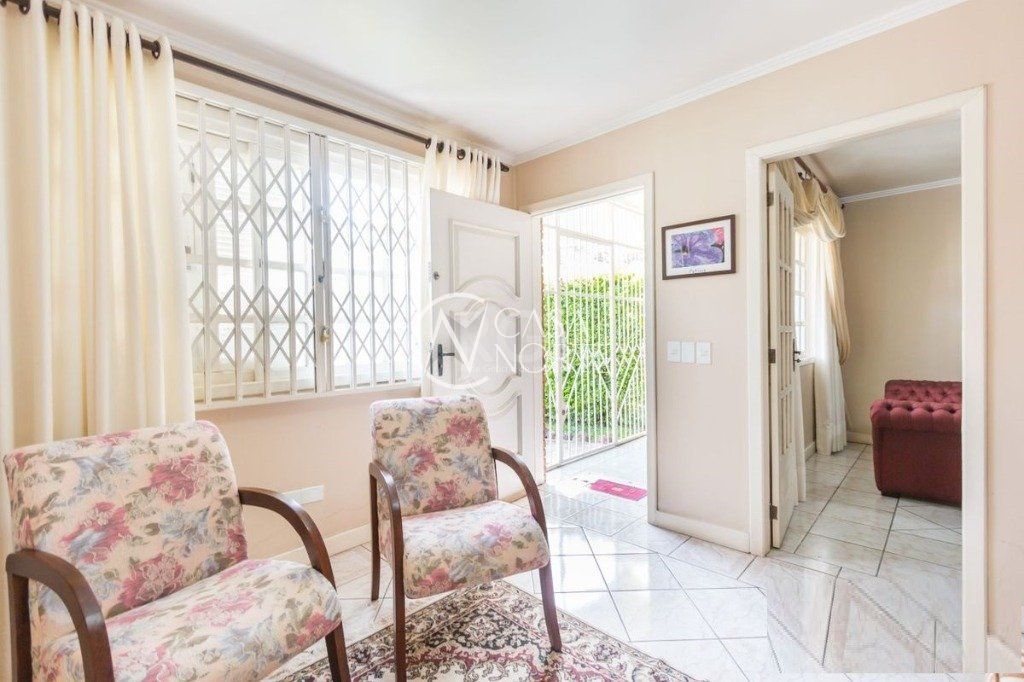 Casa à venda com 3 quartos, 258m², 1 suíte, 4 vagas, Rua Carlos Ferreira no bairro Teresópolis em Porto Alegre