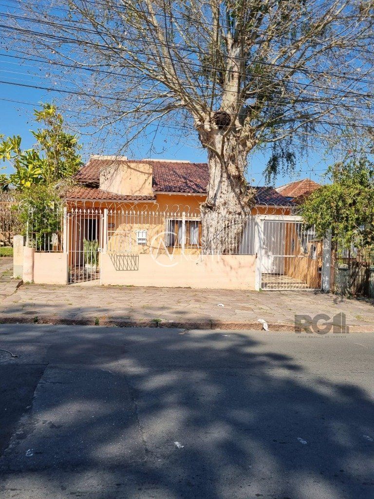 Casa à venda com 5 quartos, 228m², 1 suíte, 3 vagas, Rua Paulino Azurenha no bairro Partenon em Porto Alegre