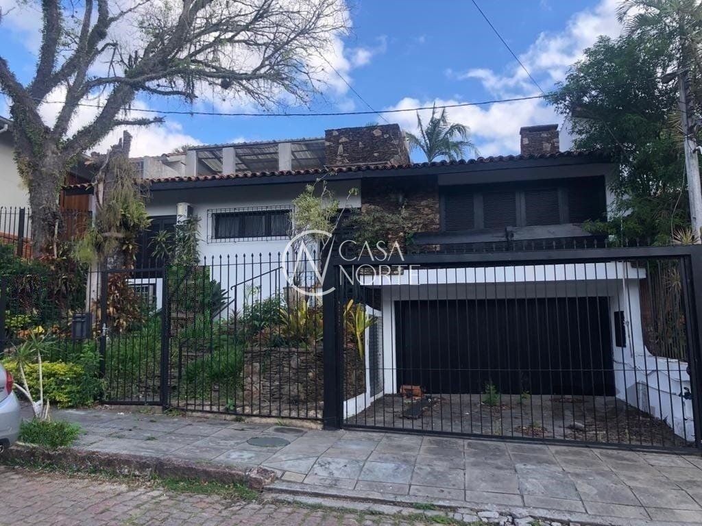 Casa à venda com 4 quartos, 308m², 4 suítes, 4 vagas, Rua Professor Fernando Carneiro no bairro Três Figueiras em Porto Alegre