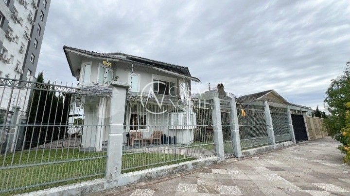 Casa à venda com 4 quartos, 387m², 4 suítes, 4 vagas, Rua Walir Zottis no bairro Jardim Itu em Porto Alegre