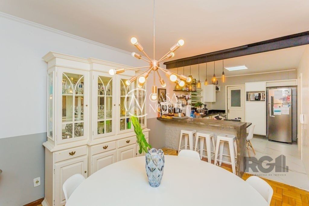 Apartamento à venda com 3 quartos, 131m², 1 suíte, 1 vaga, Rua Marquês do Pombal no bairro Moinhos de Vento em Porto Alegre