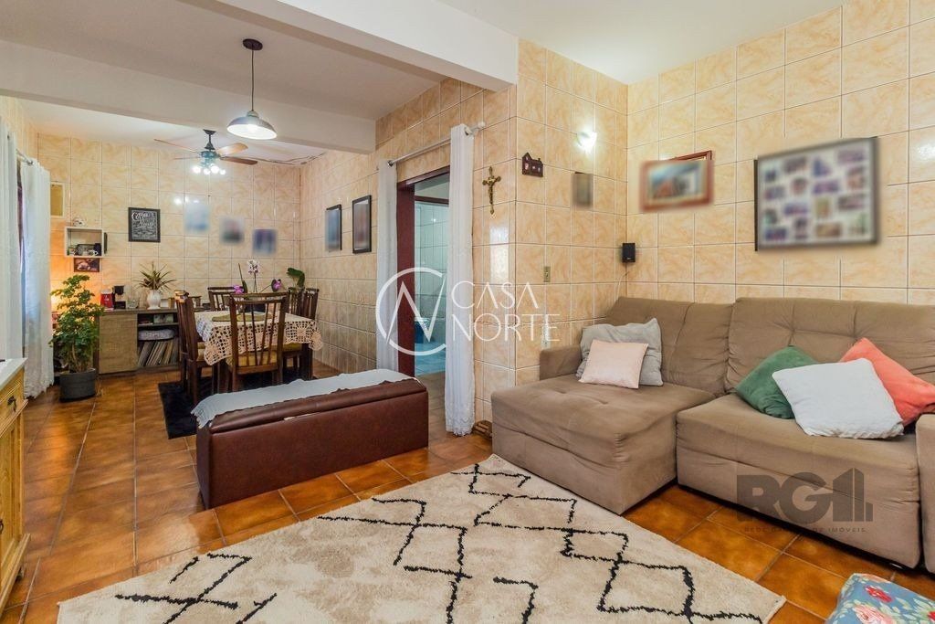 Casa à venda com 4 quartos, 215m², 4 vagas, Rua Doutor Marino Abrahão no bairro Passo das Pedras em Porto Alegre