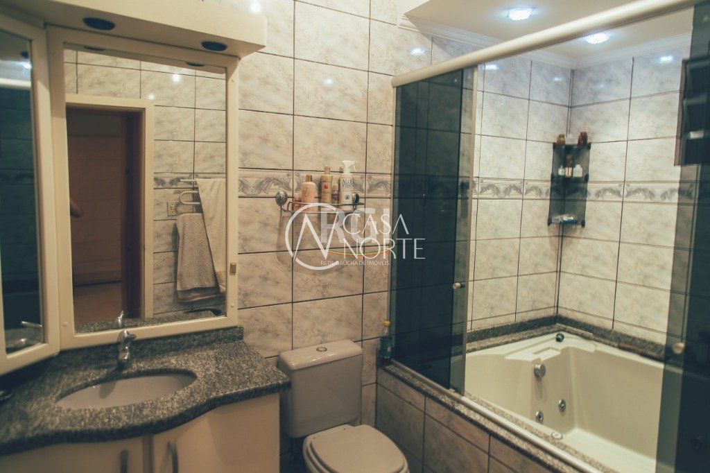 Casa à venda com 5 quartos, 900m², 2 suítes, 5 vagas, Rua Angelo Passuelo no bairro Vila Nova em Porto Alegre