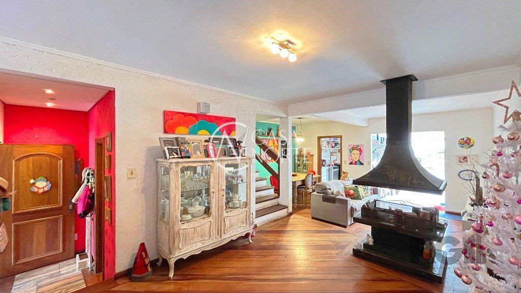 Casa à venda com 3 quartos, 176m², 1 suíte, 4 vagas, Rua José Kanan Aranha no bairro Jardim Isabel em Porto Alegre