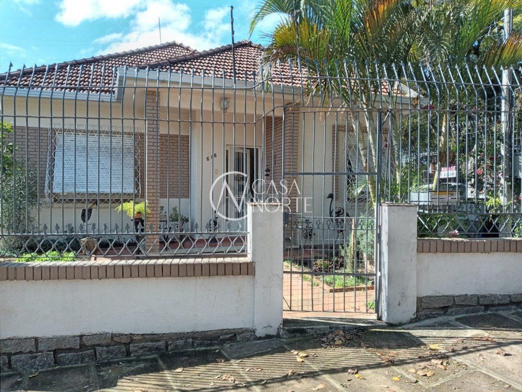 Casa à venda com 3 quartos, 384m², 1 suíte, 3 vagas, Avenida Clemenciano Barnasque no bairro Teresópolis em Porto Alegre