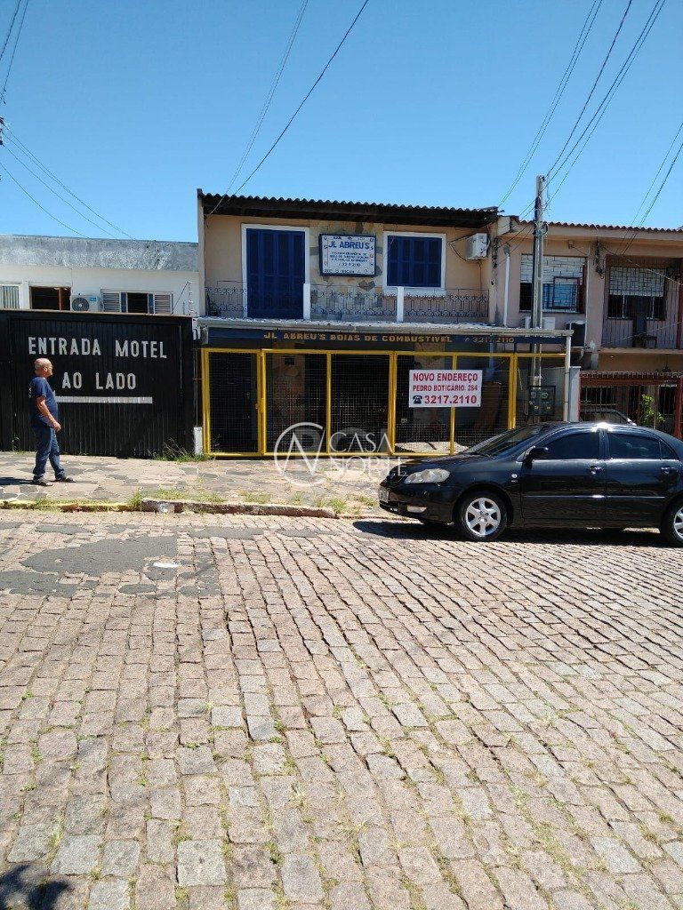 Casa à venda com 5 quartos, 76m², 3 vagas, Rua Caldre e Fiao no bairro Santo Antônio em Porto Alegre