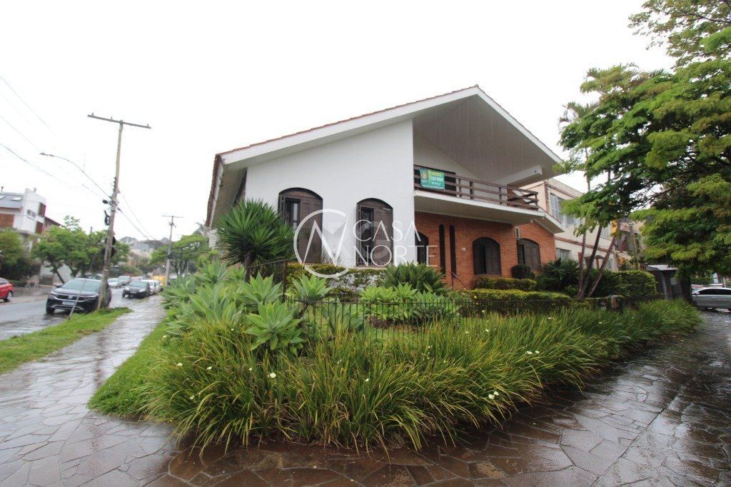 Casa à venda com 6 quartos, 406m², 6 suítes, 2 vagas, Praça Lima Duarte no bairro Chácara das Pedras em Porto Alegre