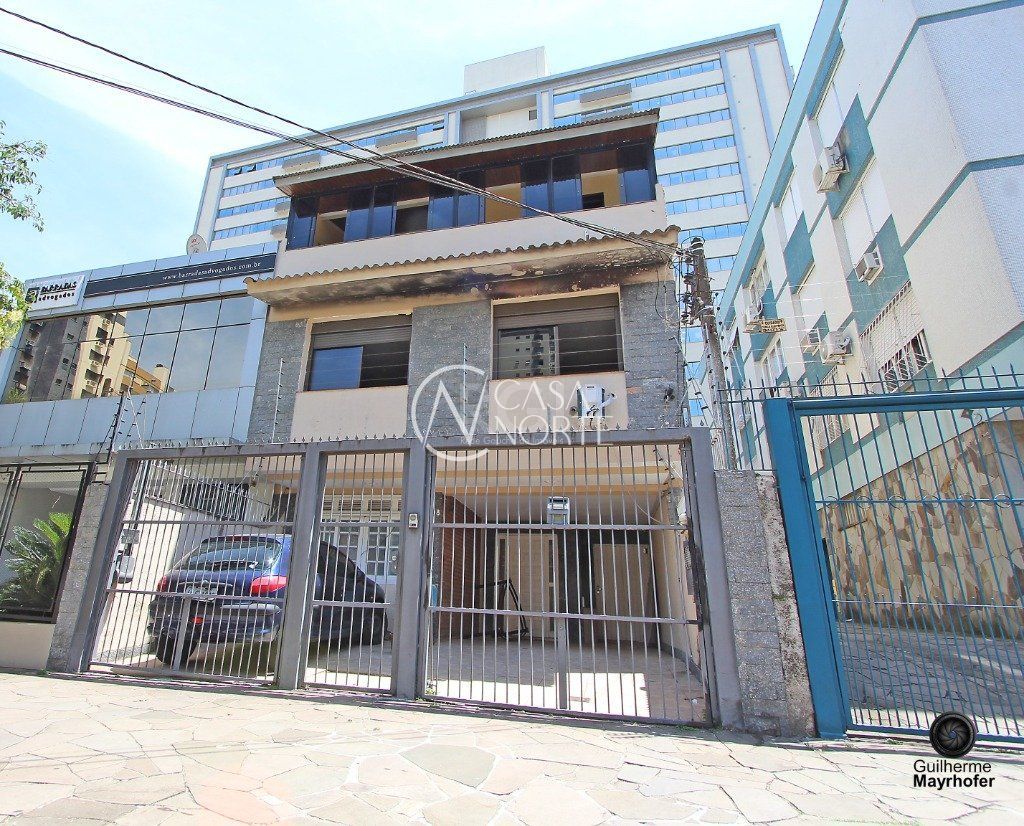 Casa à venda com 6 quartos, 300m², 1 suíte, 3 vagas, Rua Comendador Rodolfo Gomes no bairro Menino Deus em Porto Alegre