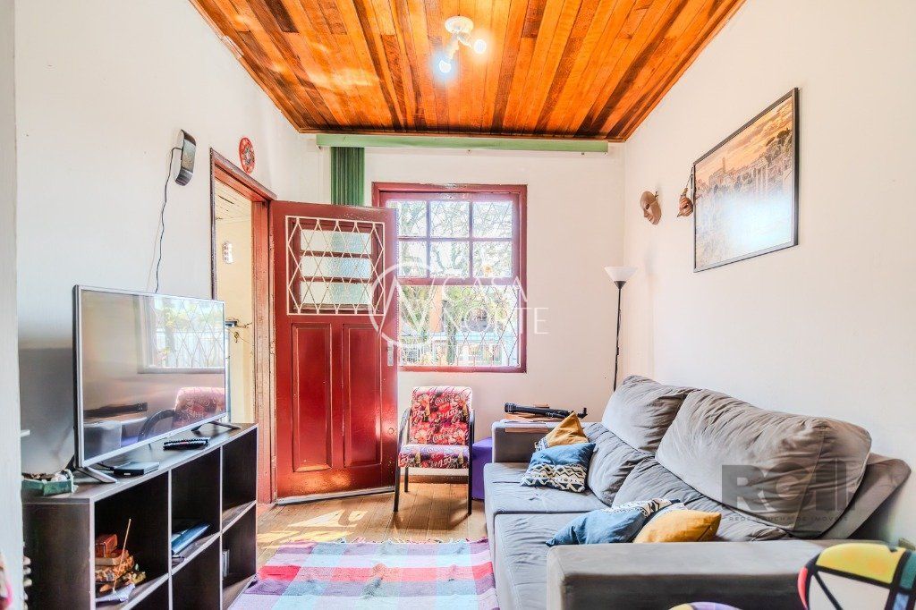 Casa à venda com 2 quartos, 130m², 4 vagas, Rua Cangussu no bairro Nonoai em Porto Alegre