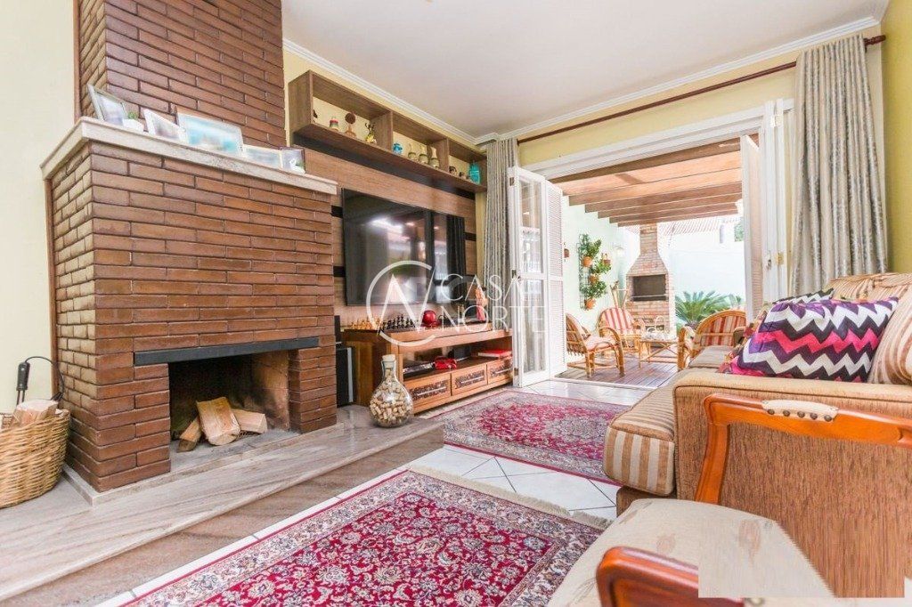 Casa à venda com 3 quartos, 258m², 1 suíte, 4 vagas, Rua Carlos Ferreira no bairro Teresópolis em Porto Alegre