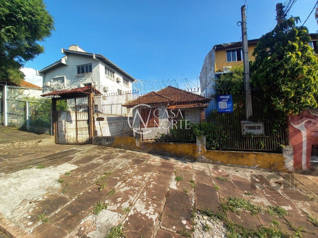 Casa à venda com 3 quartos, 326m², 6 vagas, Rua Oscar Schneider no bairro Medianeira em Porto Alegre