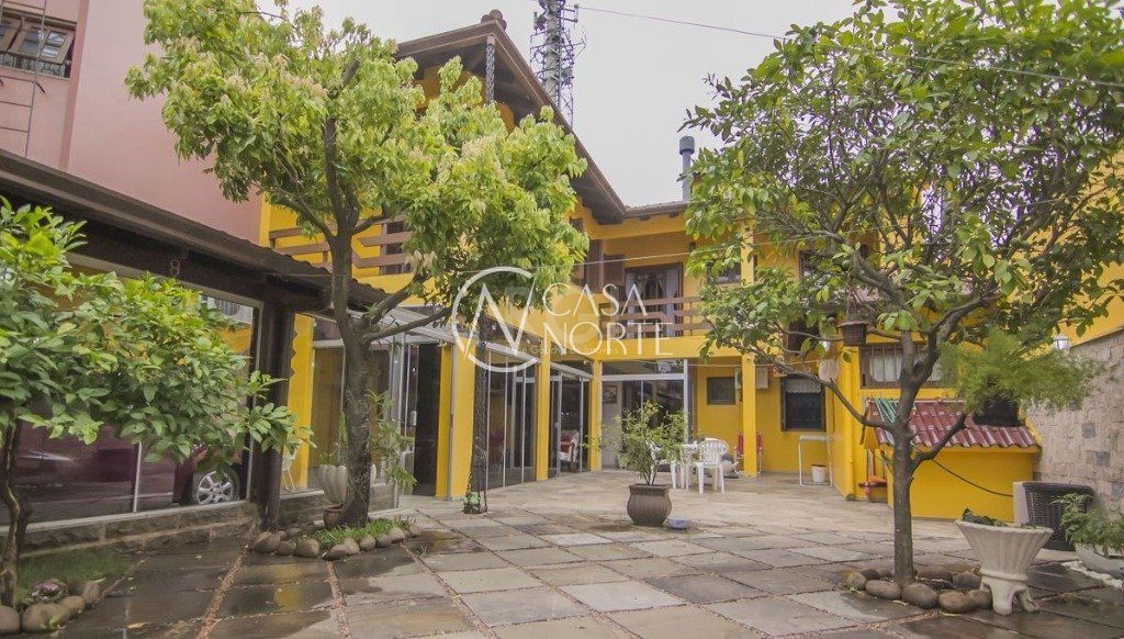 Casa à venda com 3 quartos, 252m², 1 suíte, 3 vagas, Rua Lola de Oliveira no bairro Parque Santa Fé em Porto Alegre