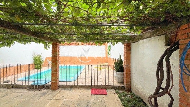 Casa à venda com 4 quartos, 223m², 1 suíte, 3 vagas, Rua Lima no bairro Vila João Pessoa em Porto Alegre