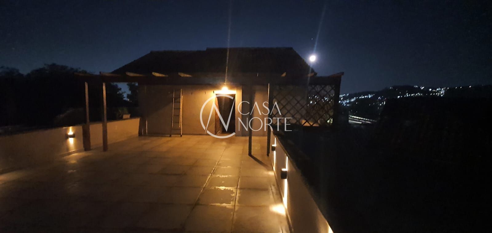Casa à venda com 3 quartos, 238m², 1 suíte, 2 vagas, Rua General Gomes Carneiro no bairro Medianeira em Porto Alegre