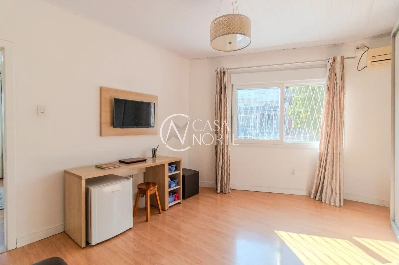 Casa à venda com 3 quartos, 90m², 2 vagas, Rua Oscar Schneider no bairro Medianeira em Porto Alegre