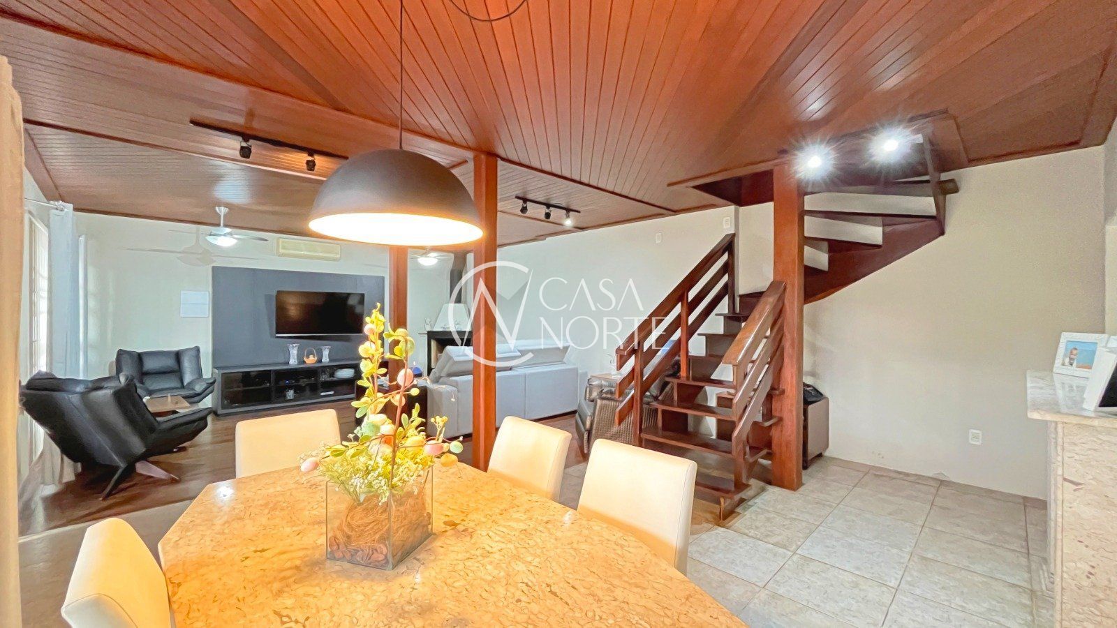 Casa à venda com 4 quartos, 359m², 1 suíte, 4 vagas, Rua Marquês do Maricá no bairro Vila Nova em Porto Alegre