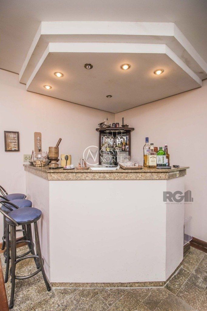 Casa à venda com 4 quartos, 329m², 1 suíte, 6 vagas, Praça Paulo de Aragao Bozano no bairro Vila Ipiranga em Porto Alegre