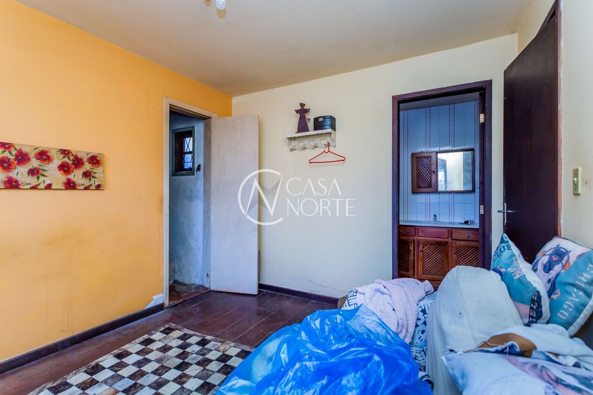 Casa à venda com 3 quartos, 210m², 1 suíte, 3 vagas, Rua Souza Lobo no bairro Vila Jardim em Porto Alegre