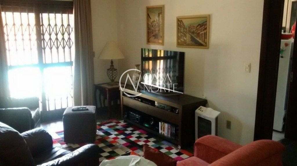 Casa à venda com 3 quartos, 316m², 1 suíte, 2 vagas, Rua Ibiruba no bairro Cavalhada em Porto Alegre