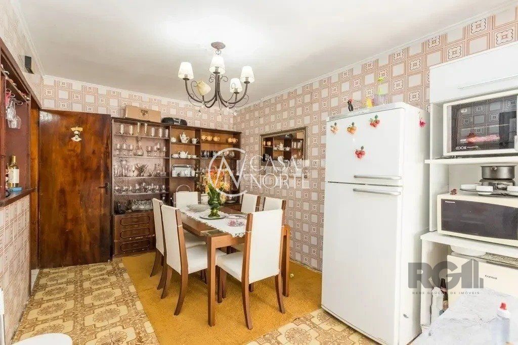 Casa à venda com 3 quartos, 165m², 2 vagas, Rua Podalírio João da Rocha no bairro Jardim Carvalho em Porto Alegre