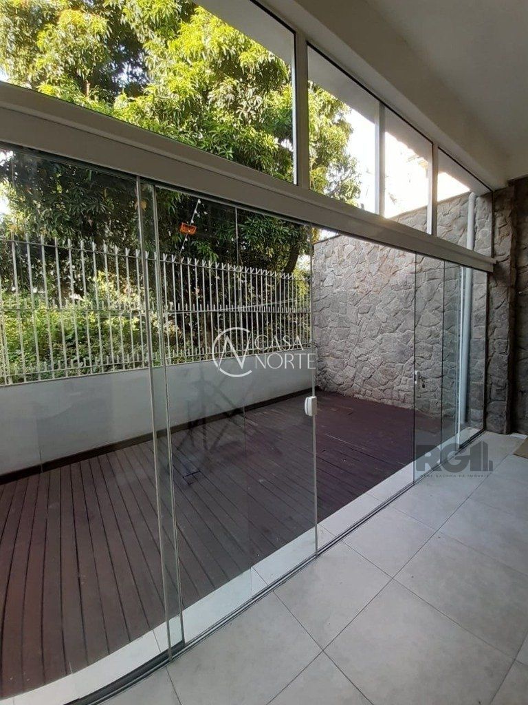 Casa à venda com 4 quartos, 251m², 1 suíte, 2 vagas, Rua Germano Hasslocher no bairro Azenha em Porto Alegre